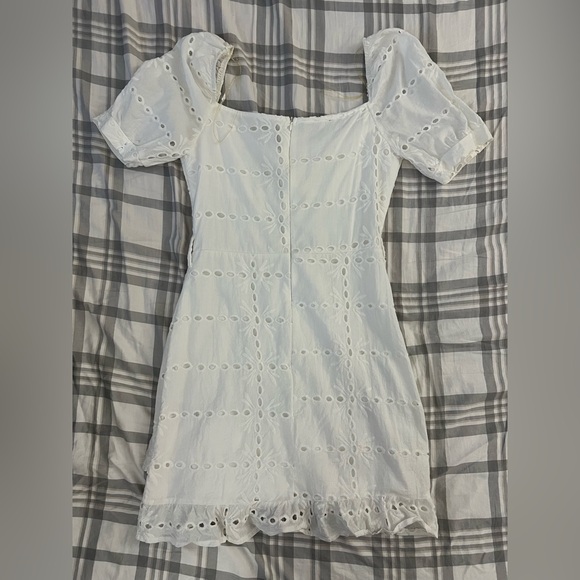 White eyelet mini dress with tie waist and short sleeves - Picture 4 of 4